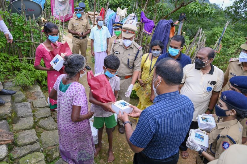 ബോണക്കാട് ലയത്തിലെ കുട്ടികള്ക്കുള്ള മൊബൈല് ഫോണ് വിതരണം ഐജി പി വിജയന് നിര്വഹിക്കുന്നു. 