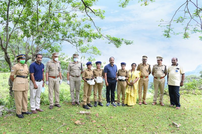 ഐ ജി പി വിജയന് സ്റ്റുഡന്റ് കേഡറ്റ് പൊലീസിനൊപ്പം. 
