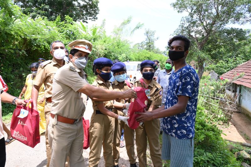 
കൊവിഡ് മഹാമാരിയുടെ രണ്ടാംവരവിന്റെ ഈ കാലത്ത്, എല്ലാവരും മാസ്ക് ധരിച്ചും സാനിറ്റൈസ് ചെയ്തും സാമൂഹ്യ അകലം പാലിച്ചും വാക്സിന് എടുത്തും പ്രതിരോധത്തിന് തയ്യാറാവണമെന്ന് ഏഷ്യാനെറ്റ് ന്യൂസ് അഭ്യര്ത്ഥിക്കുന്നു. ഒന്നിച്ച് നിന്നാല് നമുക്ക് ഈ മഹാമാരിയെ തോല്പ്പിക്കാനാവും. #BreakTheChain #ANCares #IndiaFightsCorona