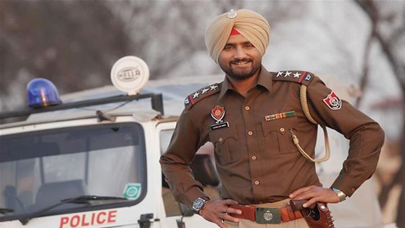 पंजाब पुलिस में DSP है हरभजन सिंह
2001 में ऑस्ट्रेलिया के खिलाफ शानदार प्रदर्शन करने के बाद पंजाब सरकार ने उन्हें 5 लाख का इनाम, जमीन और पंजाब पुलिस में DSP बनने का प्रस्ताव दिया था जिसे उन्होंने स्वीकार कर लिया।