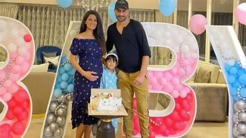 हरभजन का जुलाई कनेक्शन
शुरुआत में हमने आपको बताया था कि हरभजन सिंह का जुलाई महीने से खास नाता है। ऐसा इसलिए क्योंकि उनके खुद के जन्मदिन से लेकर उनकी बच्ची का जन्म भी इसी महीने में हुआ था। दरअसल, हरभजन सिंह की एक 5 साल की बेटी है जिसका जन्म 27 जुलाई 2019 में हुआ था और अब दूसरी बार भी वह जुलाई में ही पापा बनने वाले हैं यानी कि बच्चों से लेकर पापा तक के लिए जुलाई का मंथ बर्थडे स्पेशल होता है।