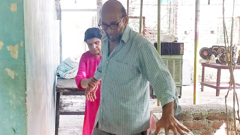 सभी के साथ हंस कर बात करते वाले लीलाधर की हालत अब इतनी खराब हो गई है कि वे बोल भी नहीं पाते हैं।
