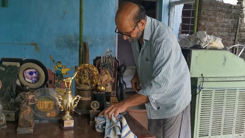 उन्होंने पति की बीमारी के बारे में बताया कि उनकी बाईपास सर्जरी हुई और 2 बार ब्रेन हैमरेज हुआ। इसके इलाज में पूरी जमा पूंजी खर्च हो गई है। 