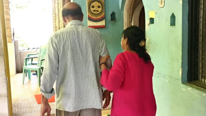 बता दें कि वे पिछले 10 साल वाशिम जिले के जउल्का गांव में पत्नी के साथ गुमनाम जिंदगी गुजार रहे हैं। पुष्पा ने पति के साथ काम करने वाले सभी स्टार्स से मदद की गुहार लगाई है। 
