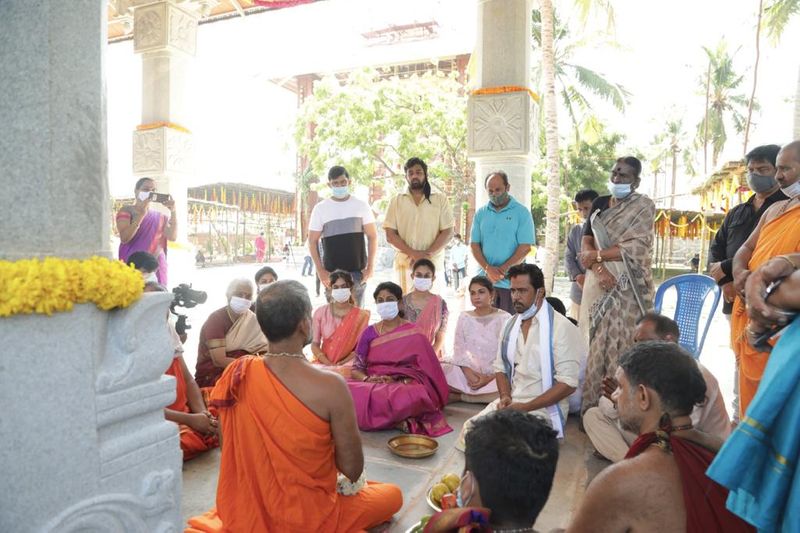 ஒற்றைக்கல் சிலை (Monolithic) 180 டன் எடையுடையது. இது தான் முதல் 180 டன் எடையுடய ஶ்ரீ ஆஞ்சநேயர் சிலை என்று கூறுகின்றனர். ஶ்ரீ ராமர், விநாயகர், நாகராஜர் சன்னதிகளும் இங்கு உள்ளது. 