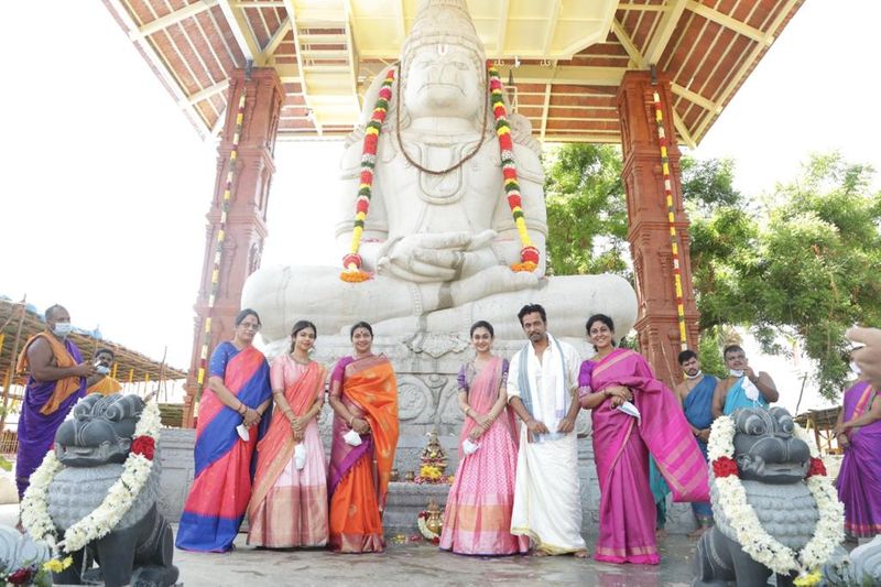 பெஜாவர் ஶ்ரீ விஷ்ணு பிரசன்னா சுவாமிகள் இந்த கோவிலின் பிரதிஷ்டை செய்து கொடுத்தார். மேலும் ஒரு சிறப்பம்சமாக பெஜாவர் ஶ்ரீ விஷ்ணு பிரசன்னா சுவாமிகள் இந்த கோவிலுக்கு வருகை தருவதற்கு முன்பு அயோத்திக்கு சென்றிருந்தார். அஞ்சனாசுத ஶ்ரீ யோக ஆஞ்சநேய சுவாமி மந்திரம் கோயிலின் பிரதிஷ்டை செய்ய விஜயம் செய்த சுவாமிகள் தன்னுடன் அயோத்தியின் மண் எடுத்து வந்திருந்தார். அந்த மண்ணின் மீது இந்த கோவிலின் ஶ்ரீ ராமர் சிலை வைக்கப்பட்டுள்ளது.