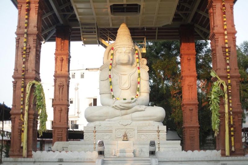 இன்று மாண்புமிகு தமிழ்நாடு முதல்வர் திரு.மு.க.ஸ்டாலின் அவர்களின் துணைவியார் திருமதி. துர்கா ஸ்டாலின் அவர்கள் அஞ்சனாசுத ஶ்ரீ யோக ஆஞ்சநேய சுவாமி மந்திரம் கோவிலுக்கு வந்து ஶ்ரீ ஆஞ்சநேய சுவாமியின் தரிசனம் பெற்றார். அவரது வருகை எங்களுக்கு மிகவும் மகிழ்ச்சியை அளித்தது. விரைவில் இந்த கோவில் பொது மக்களுக்காக திறக்கப்படவுள்ளது. இந்த கொரோனாவால் பலரும் அவதிப்பட்டு வரும் நிலையில் கடவுளின் அனுக்கிரங்களும் ஆசியும் மக்கள் அவசியம். கடவுளின் அருள் மக்களுக்குக் கிடைக்க வேண்டும், அவர்களின் வாழ்வில் துன்பம் மறைந்து இன்பம் பெருக வேண்டும் என்பதே என் ஆசை” என்று கூறினார் நடிகரும் தயாரிப்பாளருமான அர்ஜுன் தெரிவித்துள்ளார்.