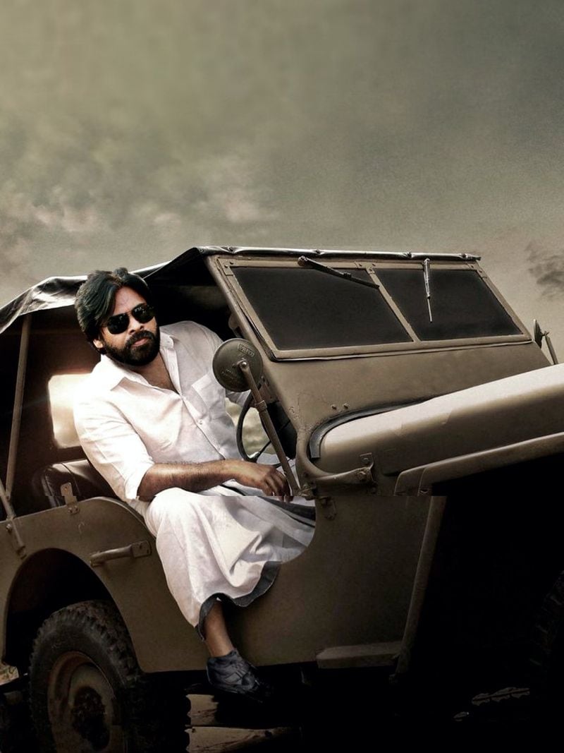 అత్యంత కొద్ది మంది సెలబ్రిటీలు మాత్రమే ఈ లగ్జరీ కారుని వాడతారు. అలాంటి లగ్జరీ కారుని పవన్ సొంతం చేసుకోబోతున్నారని వార్త ఇంటర్నెంట్లో హాట్ టాపిక్గా మారింది.