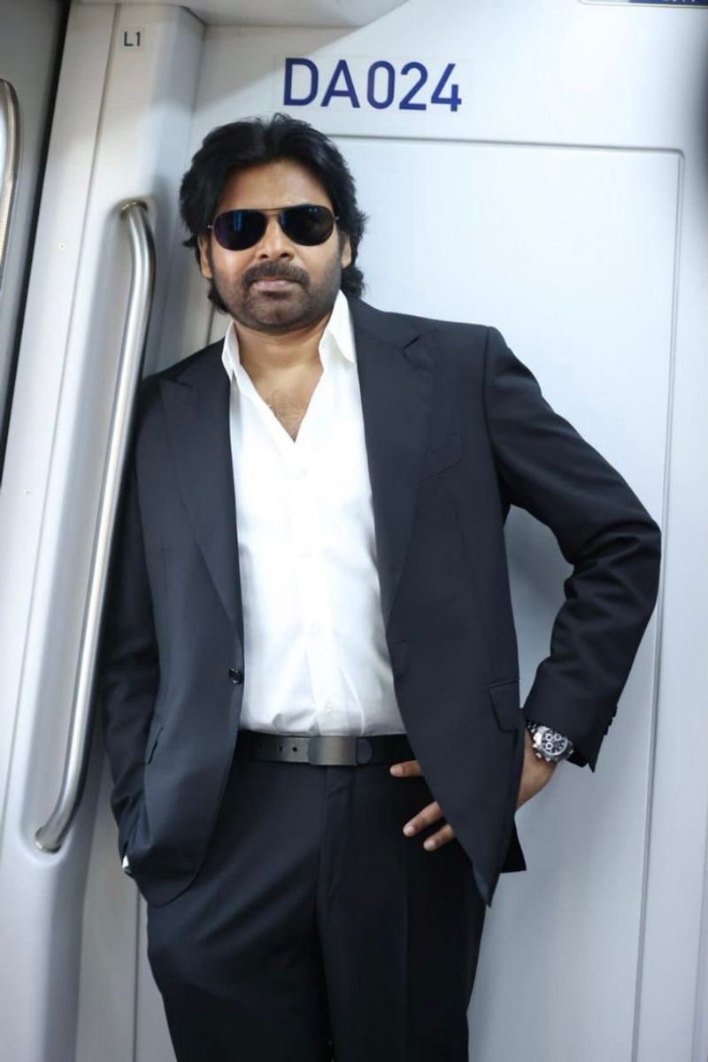 మహేష్తో పోటీ పడుతున్నారు పవర్ స్టార్. ఇటీవల `వకీల్సాబ్`తో మళ్లీ ట్రాక్లోకి వచ్చిన పవన్ ప్రస్తుతం నటిస్తున్న `హరిహరవీరమల్లు`, `అయ్యప్పనుమ్ కోషియుమ్` రీమేక్లకు కోసం 50-60 కోట్లు తీసుకుంటున్నారని టాక్.