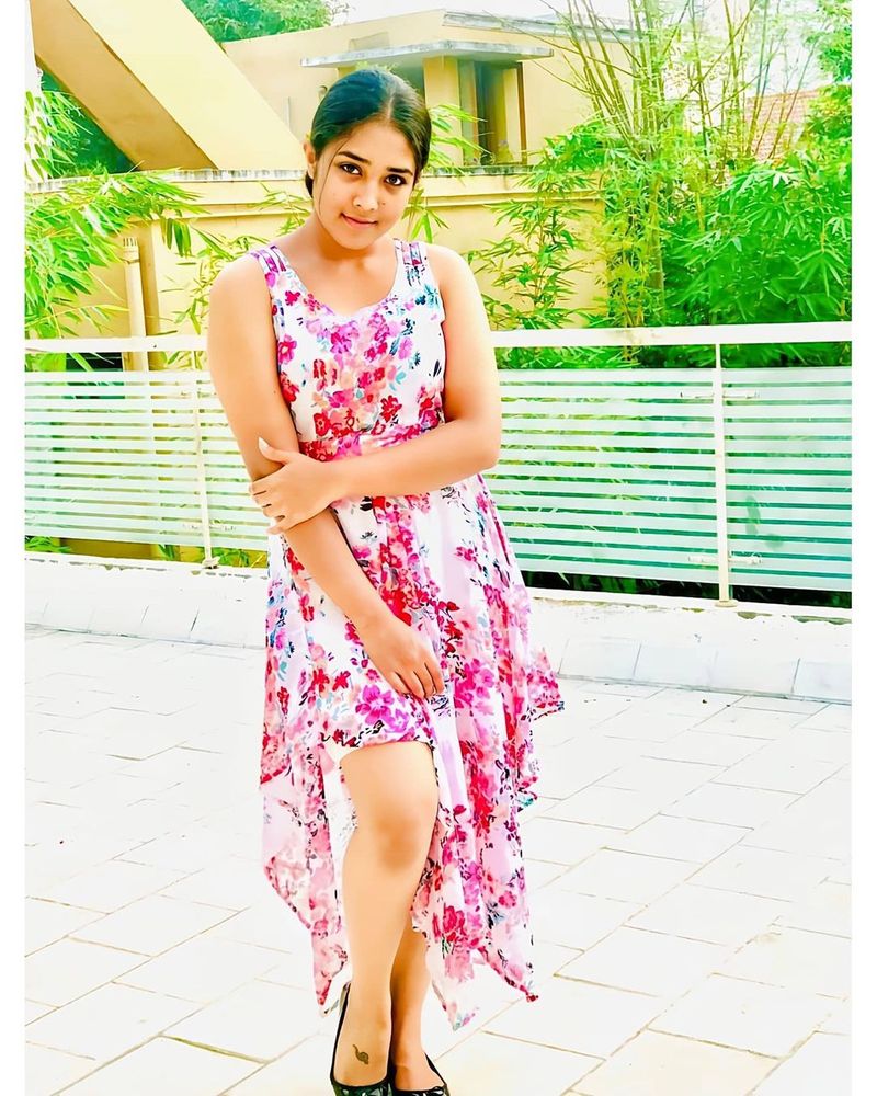 பிங்க் நிற உடையில் பளீச் அழகு 