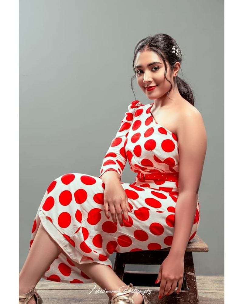 ஸ்டைலிஷாக அமர்ந்து கியூட் போஸ் 