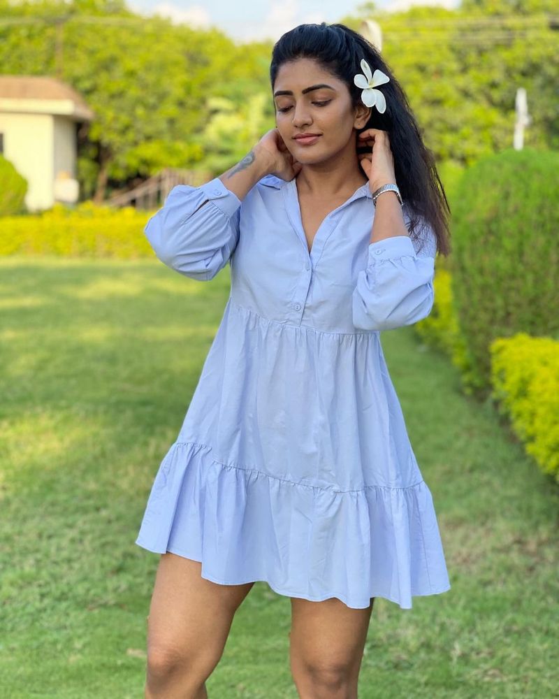 ఈషా రెబ్బా తాజాగా మోకాళ్లపైకున్న డ్రెస్లో పార్క్ లో ఎగురుతూ గంతులేసింది. పొట్టి గౌన్లో హోయలు పోయింది. ఈ అమ్మడి అందాలకు ఫ్యాన్స్ ఫిదా అవుతున్నారు. కానీ ఇక్కడే అసలు కథ ఉంది.