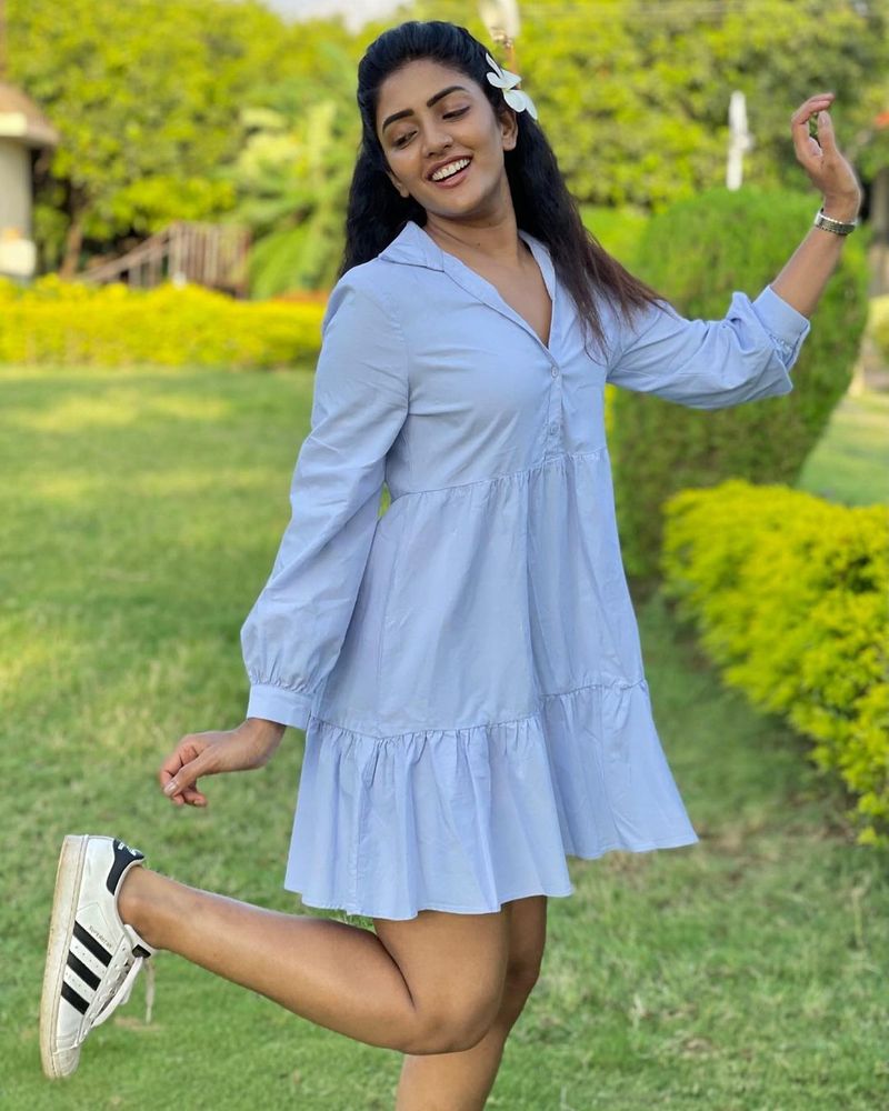 ప్యాంట్ లేకుండా ఎంజాయ్ చేస్తూ ఫోటోలకు పోజులివ్వడంపై నెటిజన్లు రొమాంటిక్ కామెంట్లు పెడుతున్నారు. ప్యాంట్ లేకుండా ఆ కుప్పిగంతులేంటి ఈషా, గట్టిగా గాలి కొడితే మా గతేం కాను అంటూ కామెంట్ చేస్తున్నారు.