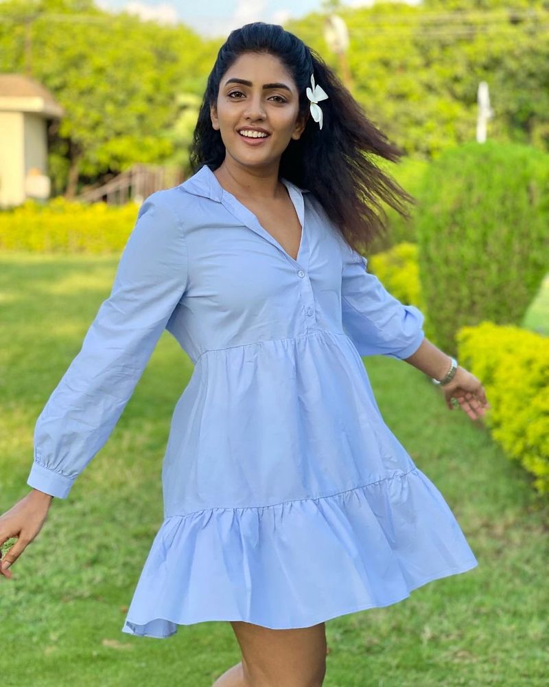 ఇటీవల `పిట్టకథలు` వంటి నెట్ఫ్లిక్స్ చిత్రంలోనూ అద్భుతమైన నటనతో, బోల్డ్ రోల్తో మెప్పించింది ఈషా రెబ్బా.