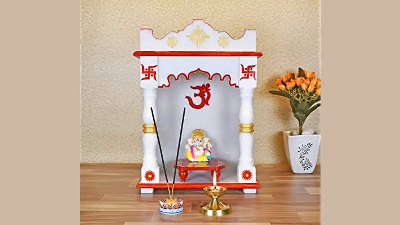 रसोई में न बनाएं मंदिर
वास्तु के अनुसार कभी भी रसोई में देव स्थान नहीं बनाना चाहिए क्योंकि रसोई में सात्विक भोजन के साथ तामसिक भोजन भी बनता है। यदि तामसिक भोजन न भी बने तो भी प्याज, लहसुन का प्रयोग तो अवश्य ही किया जाता है। ऐसे में यदि आप रसोई में देवी-देवताओं का स्थान बनाते हैं तो आपको नकारात्मक प्रभाव देखने को मिलता है। इससे आपके घर में अशांति के साथ ही बीमारियां भो बढ़ने लगती हैं।
