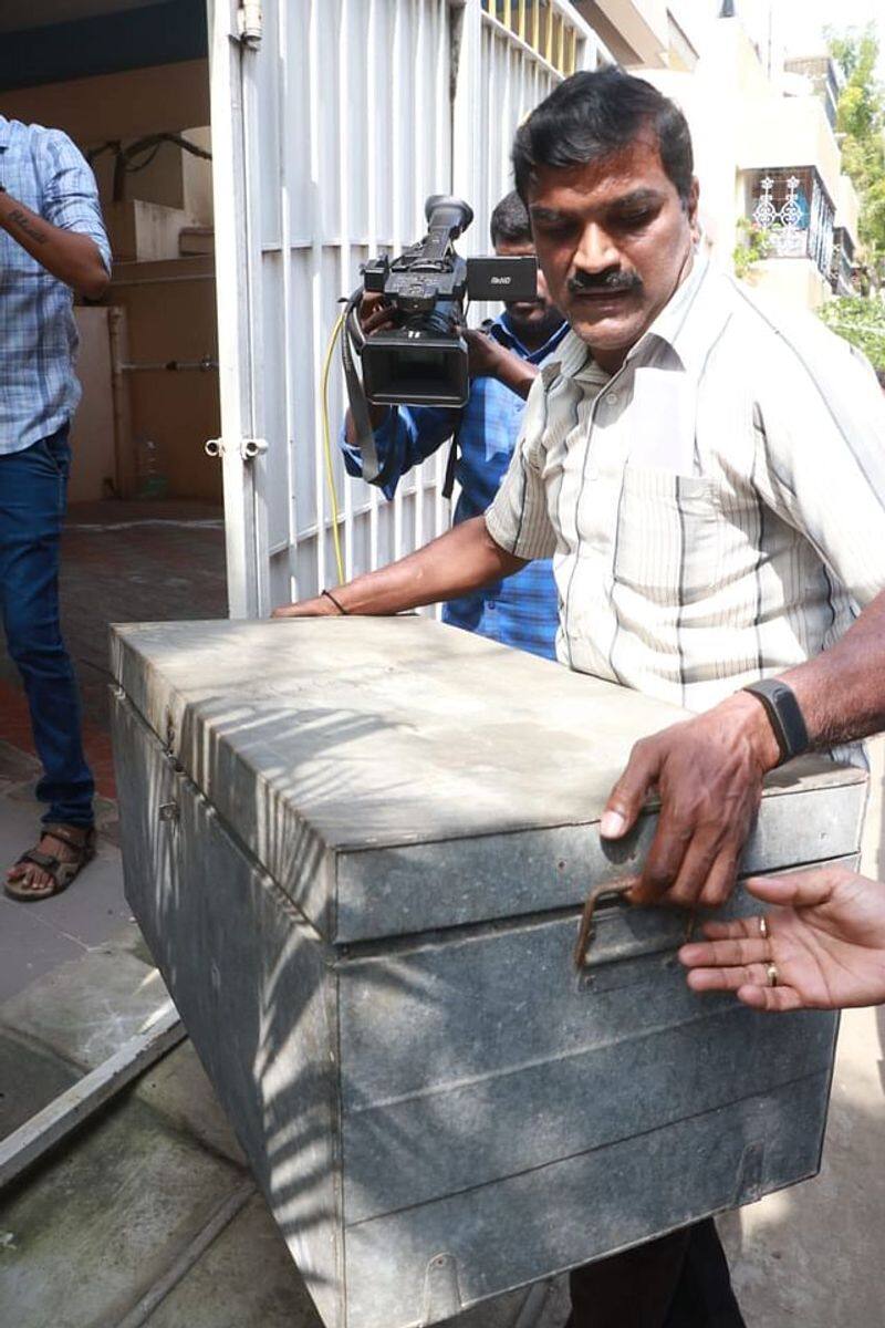 DMK to dust off old cases. Anti-corruption raid on the home of a former environmental inspector.