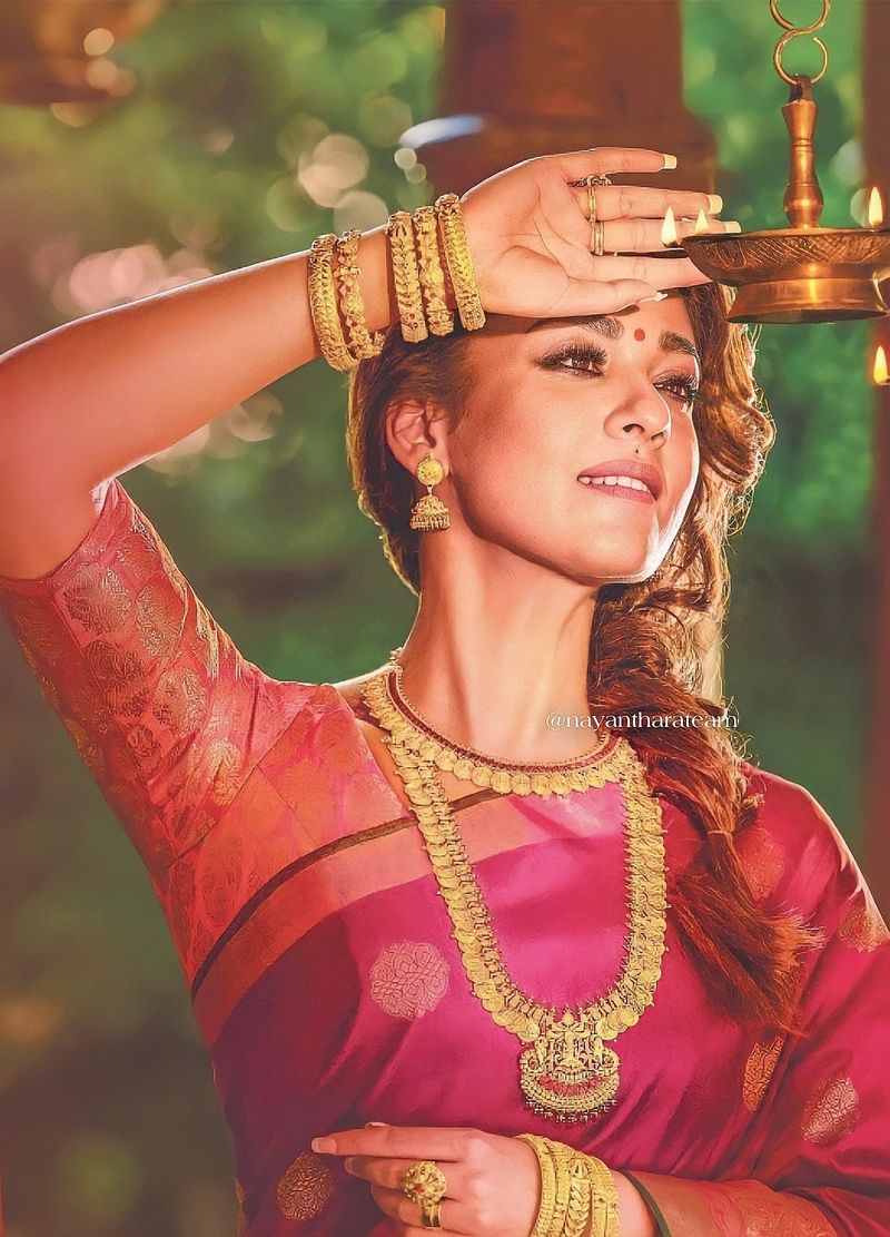 என்ன தான் சினிமாவில் பிசியாக நடித்து வந்தாலும் விளம்பர படங்களில் நடிப்பதிலும் நயன்தாரா அதே அளவிற்கு கவனம் செலுத்தி வருகிறார். அப்படி நயன் பிரபல நகைக்கடை விளம்பரத்தில் நடித்தது ரசிகர்களை மிகவும் கவர்ந்தது. 