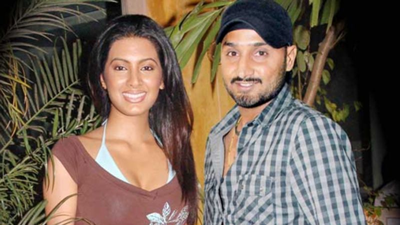 'We are just Good Friends'
गीता और भज्जी की पहली मुलाकात 2007 में IPL के दौरान हुई। यहीं से दोनों की मुलाकात और बढ़ी और धीरे-धीरे दोनों एक दूसरे के करीब आ गए। 2008 में हरभजन सिंह ने एक डांस रियलिटी शो 'एक हसीना, एक खिलाड़ी' में हिस्सा लिया था और इस शो के प्रमोशन के दौरान भज्जी और गीता को एक होटल में स्पॉट किया गया था। हालांकि गीता ने उस वक्त कहा था कि 'हम सिर्फ अच्छे दोस्त हैं।' 