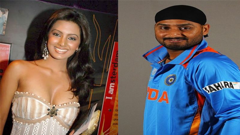 एक गाने में देख गीता पर आया दिल
हरभजन सिंह ने एक इंटरव्यू में बताया था कि उन्होंने गीता को फिल्म 'द ट्रेन' के गाने 'वो अजनबी' में देखा था और देखते ही उन्हें दिल दे बैठे थे। इसके बाद उन्होंने अपने दोस्त और टीम इंडिया के पूर्व खिलाड़ी युवराज सिंह से पूछा कि क्या तुम इस लड़की को जानते हो? इसके जवाब में युवराज ने कहा- नहीं। इसके बाद हरभजन ने युवराज से कहा कि अगर नहीं पता है तो पता लगाओ कि ये है कौन?