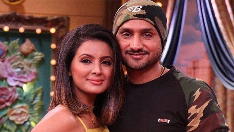 गीता ने नहीं दिया कोई जवाब
हरभजन सिंह ने बॉलीवुड में मौजूद अपने दोस्तों से गीता का नंबर लेकर उन्हें मैसेज कर कॉफी पर बुलाया, लेकिन गीता इतनी जल्दी मानने वालों में से कहां थी। उन्होंने तीन-चार दिन तक भज्जी के मैसेज का कोई जवाब नहीं दिया। इसके बाद गीता ने उन्हें मैसेज कर टी-20 वर्ल्डकप में अच्छा खेलने पर बधाई दी। मैसेज में बातचीत के बाद दोनों में दोस्ती हो गई। 