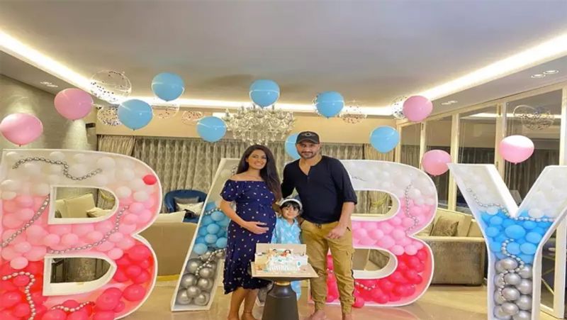दोबारा पेरेंट्स बनने वाले है भज्जी-गीता
हरभजन सिंह का ये बर्थडे और भी स्पेशल है क्योंकि इस साल वह दूसरी बार पापा बनने वाले हैं। जी हां, गीता बसरा जुलाई 2021 में अपने दूसरे बच्चे को जन्म देंगी। यानी इस समय वह अपनी प्रेग्नेंसी के लास्ट ट्रायमेस्टर में है। हाल ही में वह मुंबई के एक क्लीनिक पर भज्जी और अपनी बेटी के साथ रूटीन चेकअप करवाने पहुंची थी।