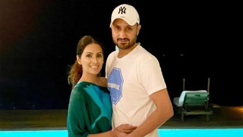हरभजन सिंह का क्रिकेट करियर
हरभजन सिंह श्रीलंका के खिलाड़ी मुथैया मुरलीधरन के बाद सबसे ज्यादा टेस्ट विकेट लेने वाले ऑफ स्पिनर है। उन्होंने अपने क्रिकेट करियर में 711 विकेट झटके हैं। भारत की ओर से भज्जी ने 103 टेस्ट मैचों में 417 विकेट चटकाए है। इसके अलावे उन्होंने 2,224 रन भी बनाए हैं जिसमें दो शतक और 9 अर्द्धशतक शामिल है। हरभजन ने 236 वनडे मैचों में 269 लिए हैं। वनडे क्रिकेट में उन्होंने 1,237 रन भी बनाए हैं। वहीं, भज्जी ने 28 टी20 इंटरनेशनल मैचों में 25 विकेट लिए हैं। वहीं, आईपीएल में उनके नाम 163 मैचों में 150 विकेट दर्ज है।

