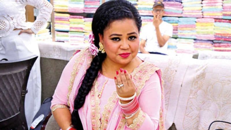भारती ने बताया था- मैंने अपने पापा को 2 साल की उम्र में ही खो दिया था। इसलिए उनसे जुड़ी कोई याद मेरे साथ नहीं है। मां ने दोबारा शादी करने की बजाए हमारे लिए स्ट्रगल का रास्ता चुना। मेरा ज्यादातर बचपन गरीबी में बीता। बड़े भाई-बहन का दिन-रात हमारे लिए खाना और सुरक्षित छत जुटाने में बीतता था। कभी-कभी हमें आधा पेट खाना खाकर ही सोना पड़ता था।