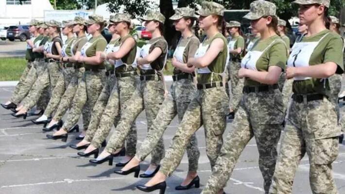 Female troops parade in high heels in Ukraine Female troops parade in high heels in Ukraine