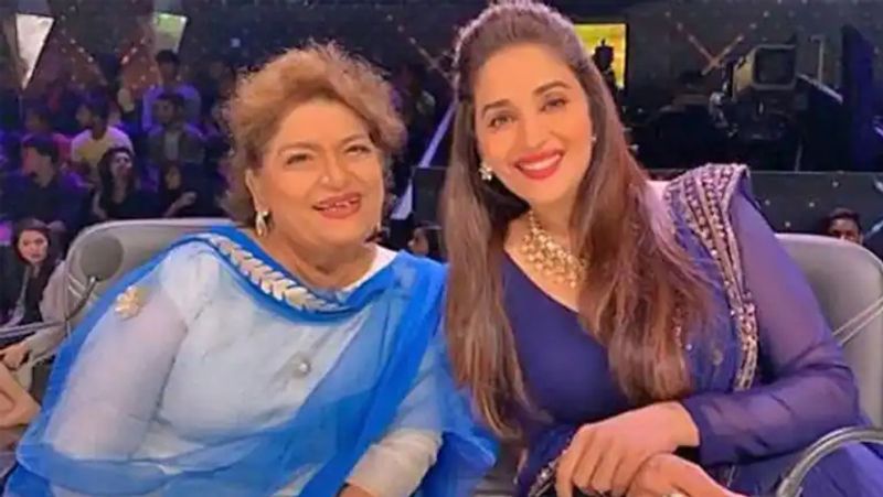 बंटवारे के बाद सरोज का परिवार पाकिस्तान से भारत आ गया था। महज 3 साल की उम्र में बतौर चाइल्ड आर्टिस्ट सरोज ने करियर की शुरुआत फिल्म 'नजराना' से की थी। सरोज खान ने 13 साल की उम्र में इस्लाम कबूल कर 43 साल के डांस मास्टर बी सोहनलाल से शादी की थी।