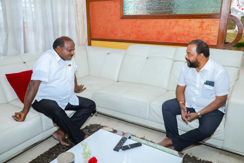 ಮಾಜಿ ಸಿಎಂ ಕುಮಾರಸ್ವಾಮಿ ಗೆ ಆಶೀರ್ವಚನ ನೀಡಿರುವ ಅವಧೂತ ವಿನಯ್ ಗುರೂಜಿ.