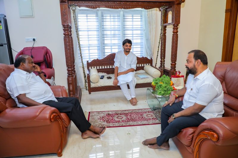 ನೆನ್ನೆ ವಿನಯ್ ಗುರೂಜಿ ಭೇಟಿಯಾಗಿದ್ದ ಎಚ್ ಡಿ ಕುಮಾರಸ್ವಾಮಿ.