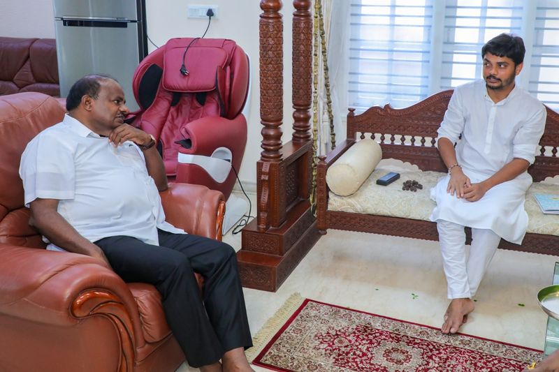 ಇದೇ ಸಮಯದಲ್ಲಿ ಶರವಣ ಮನೆಗೆ ಬಂದಿದ್ದ ವಿನಯ್ ಗುರೂಜಿ.