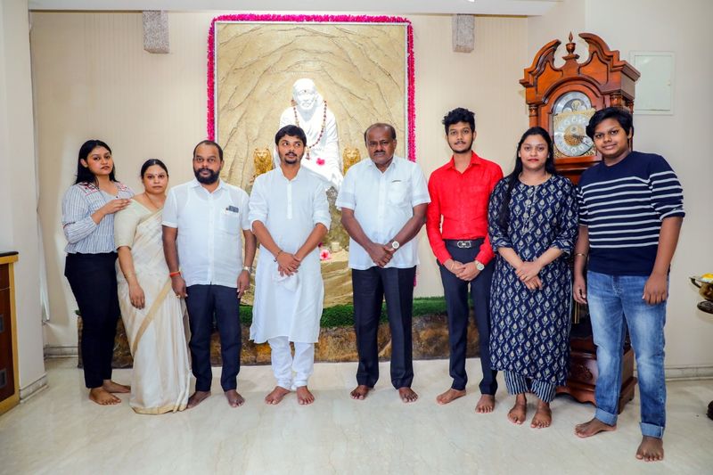 ರಾಜಕೀಯವಾಗಿ ನಿಖಿಲ್ ಗೆ ಉತ್ತಮ ಭವಿಷ್ಯ ಇದೆ. ರಾಜ್ಯದಲ್ಲಿ ಜೆಡಿಎಸ್ ಆಡಳಿತ ನಡೆಸಲಿದೆ ಎಂದಿರುವ ವಿನಯ್ ಗುರೂಜಿ.
