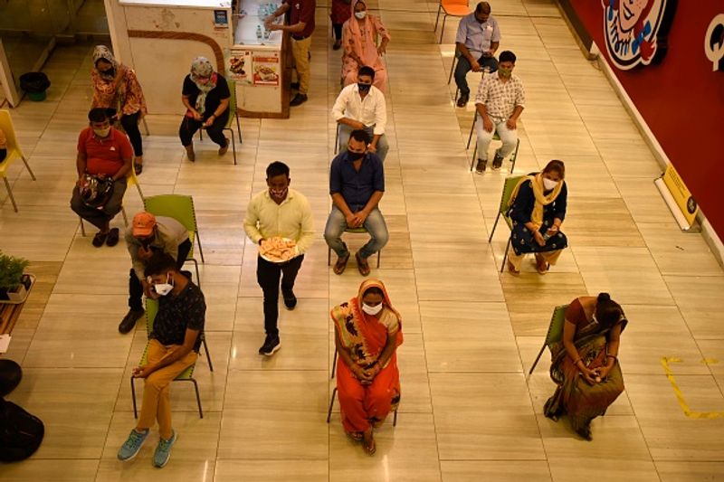 यूनाइटेड किंगडम में डेल्टा वेरिएंट को फैलने से रोकने के लिए प्रधानमंत्री बोरिस जॉनसन ने अधिक लोगों को दोनों खुराक देने के लिए कमद उठाए। यहां तीसरा बूस्टर डोज देने की भी तैयारी चल रही है।
