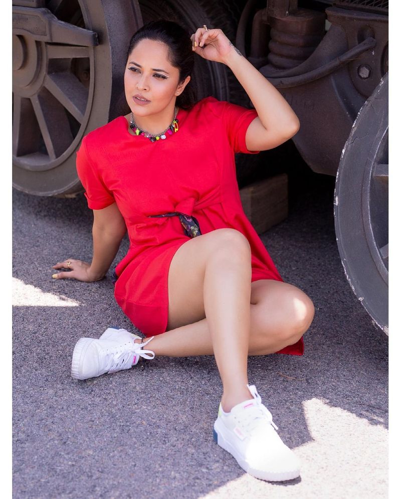 anchor anasuya fires on kota srinivas rao as he made negative comments on her dressing style