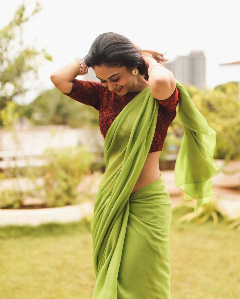 பச்சை சேலையில் பளீச் அழகு 