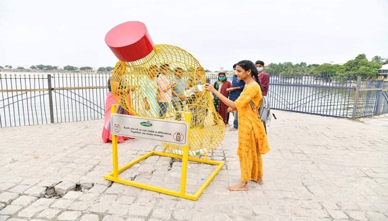 నిత్యం వచ్చే పర్యాటకులు తాగిన వాటర్ బాటిల్స్ ను ఎక్కడ పడితే అక్కడ వేయడంతో పూర్తిగా చెత్త పేరుకుపోతోంది. దీనికి చెక్ పెట్టడానికి జీహెచ్ఎంసీ వినూత్న ఆలోచన చేసింది. పారిశుధ్య సమస్యకు చెక్ పెట్టింది. 