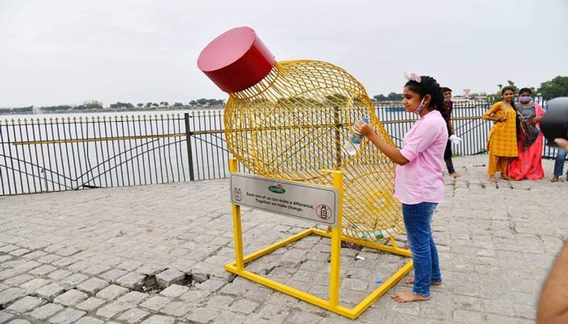 ఈ విషయం మీద మంత్రి కేటీఆర్ సైతం స్పందించి, జనాల్లో చైతన్యం తేవాలని ఆదేశించారు. దీంతో ఖాళీ బాటిళ్లను డస్ట్బిన్లో మాత్రమే వేయాలని చైతన్య పరిచే విధంగా జీహెచ్ఎంసీ అధికారులు వాటర్ బాటిల్ ఆకారంలో ఐరన్ తో చేసిన పెద్ద బాటిల్ నమూనాను నెక్లెస్ రోడ్ లో ఏర్పాటు చేశారు. ఈ వినూత్న బాటిల్ డస్ట్ బిన్ సందర్శకులను ఆకట్టుకుంటోంది. 