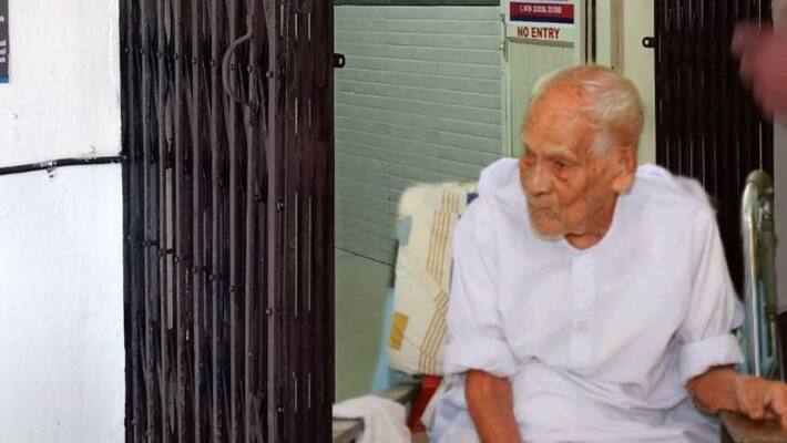 At the age of 100 Karunakaran Nair returned home after defeating Covid At the age of 100 Karunakaran Nair returned home after defeating Covid