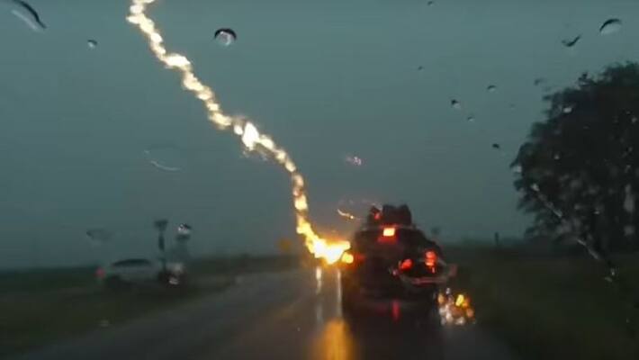 Terrifying video lightning strikes car carrying a family on highway in Kansas ckm Terrifying video lightning strikes car carrying a family on highway in Kansas ckm
