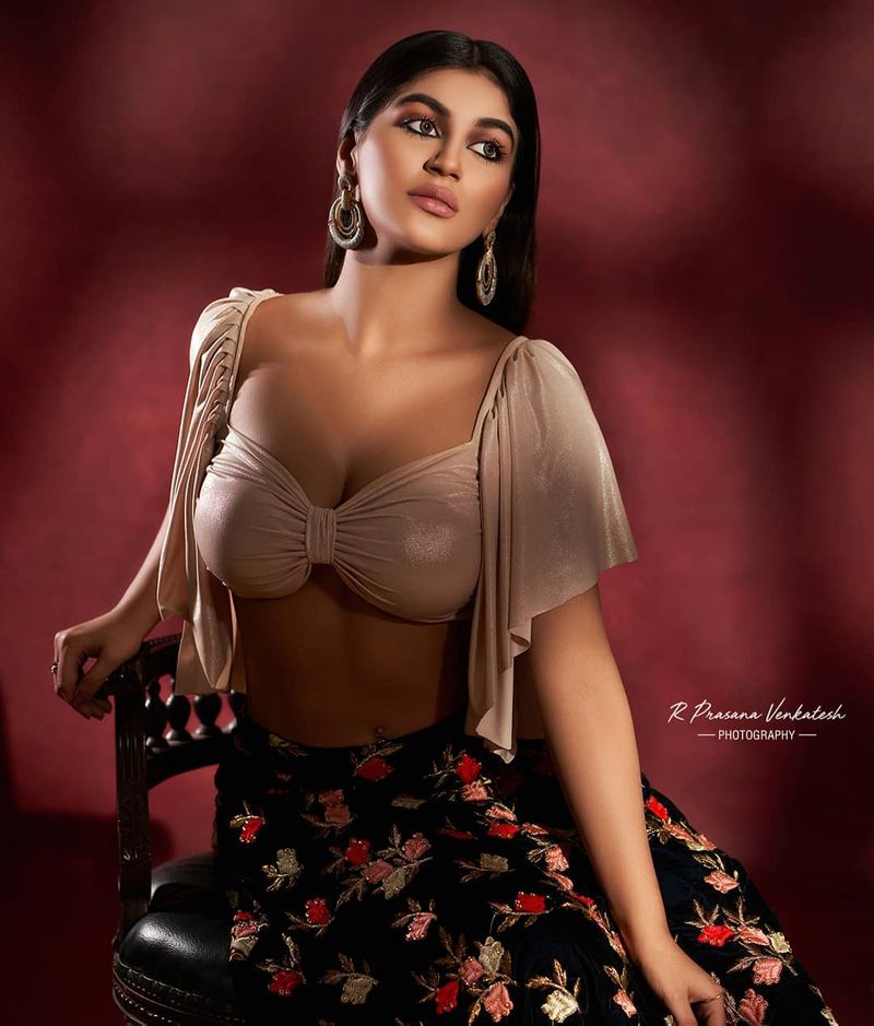 தற்போது பெரிதாக சினிமா வாய்ப்பு கைவசம் இல்லாததால் மாடலிங்கில் கவனம் செலுத்தி வருகிறார். சோசியல் மீடியாவில் படு ஆக்டிவாக வலம் வரும் யாஷிகா ஆனந்த் தன்னுடைய இன்ஸ்டாகிராமில் படு கவர்ச்சியான போட்டோக்களை பதிவிட்டு பட வாய்ப்புகளை வளைக்க முயற்சித்து வருகிறார்.