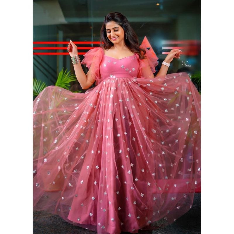 యాంకర్ వర్షిణిసౌందరాజన్కి నెట్టింట్లో భారీ ఫాలోయింగ్. ఒక్క వారం చూడకపోతే జీవితమే వేస్ట్ అనేలా ఫీలయ్యే హార్డ్ కోర్ ఫ్యాన్స్ ఉన్నాయి. ఆ అభిమానులు మనసు మాత్రం వర్షిణికి బాగా తెలుసు.