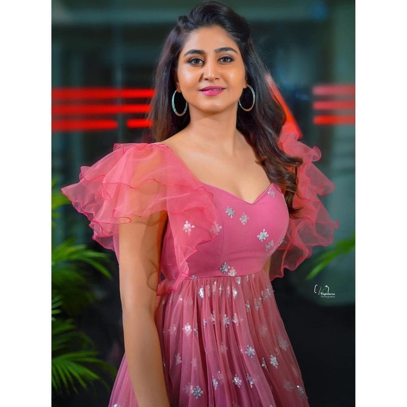 నెటిజన్లు, సోషల్ మీడియా అభిమానులు ఏం కోరుకుంటారో అది ఇవ్వడం యాంకర్ వర్షిణి స్టయిల్. దాంతోనే ఖుషీ చేస్తూ తన ఫాలోయింగ్ని పెంచుకోవడంతోపాటు నెట్టింట వైరల్గా మారుతుంటుంది.