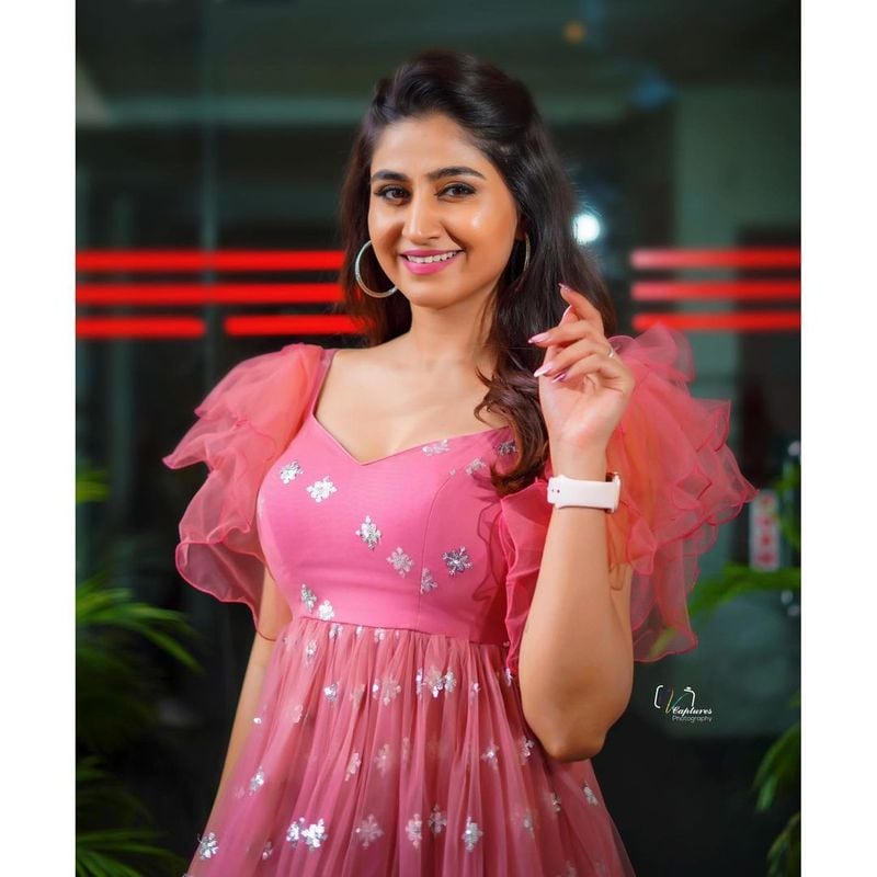 వర్షిణి ప్రస్తుతం స్టార్ మాలో `కామెడీస్టార్స్` షోకి యాంకర్గా చేస్తుంది.ఇందులో తనే హైలైట్గా నిలుస్తుందని చెప్పొచ్చు. శేఖర్ మాస్టర్, నటి శ్రీదేవి ఉన్నప్పటికీ అందరి చూపులను తనవైపు తిప్పుకోవడంలో వర్షిణిది సపరేట్ స్టయిల్.