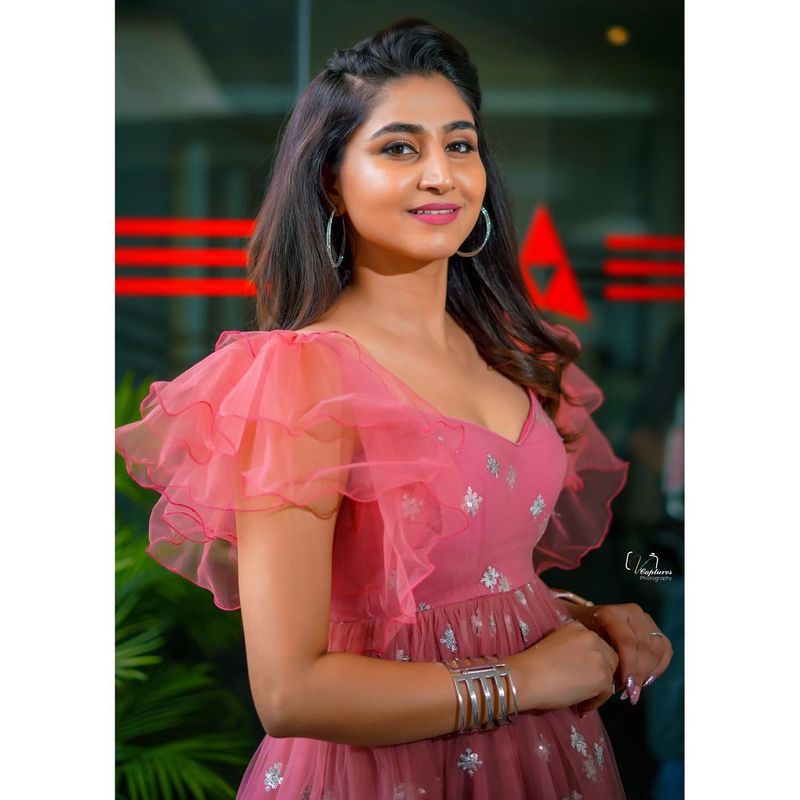 గ్లామరస్ పోజులతో, ఎట్రాక్ట్ చేసే డ్రెస్సులతో స్పెషల్ ఎట్రాక్షన్గా నిలుస్తుంటుంది. ఇప్పుడు మరోసారి అలానే మెరిసిందీ అందాల భామ.