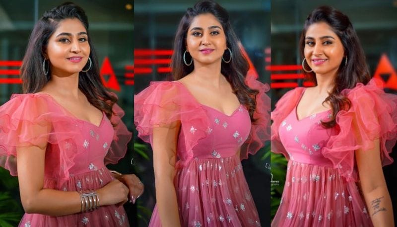 వర్షిణి సౌందరాజన్ గతంలో `ఢీ` షోలో మెరిసిన విషయం తెలిసిందే. దాన్నుంచి తప్పుకుని కొంత గ్యాప్తో `కామెడీస్టార్స్` తో కెరీర్కి రీ ఎంట్రీ ఇచ్చింది.
