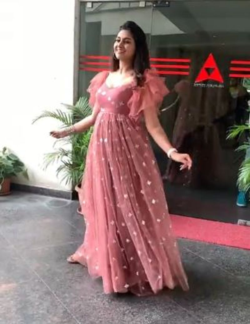 యాంకర్ వర్షిణి హోయలు.