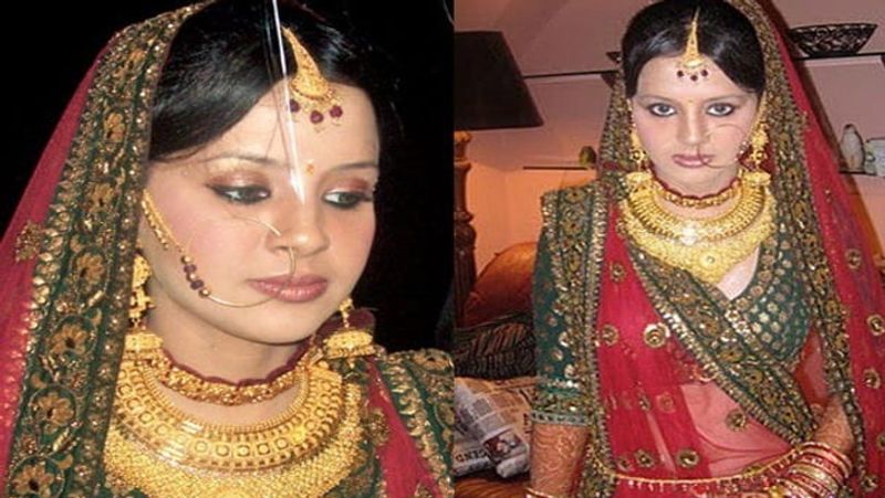 साक्षी का वेडिंग लुक
शादी के जोड़े में साक्षी बेहद ही खूबसूरत लग रही थी। उनका वेडिंग लोग आज भी लोगों को बहुत पसंद आता है और कई लड़कियां अपने वेडिंग लुक को साक्षी की तरह करना चाहती हैं। लाल और हरे रंग के जोड़ें में वह किसी एक्ट्रेस से कम नहीं लग रही थीं।