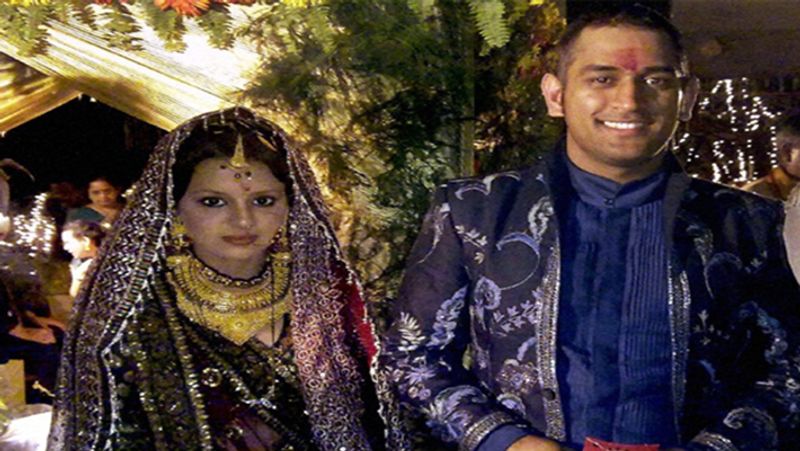 2010 में हुई थी शादी
धोनी और साक्षी ने 4 जुलाई 2010 को देहरादून में शादी की थी। उनकी शादी में बेहद ही करीबी लोगों को ही न्योता दिया था। साक्षी से शादी करने के बाद धोनी का करियर ग्राफ और तेजी से बड़ा और 2011 में उनकी कप्तानी में टीम इंडिया ने वर्ल्ड कप जीता। इसके बाद उनके नेतृत्व में भारतीय टीम ने चैंपियंस ट्रॉफी पर भी कब्जा जमाया था।