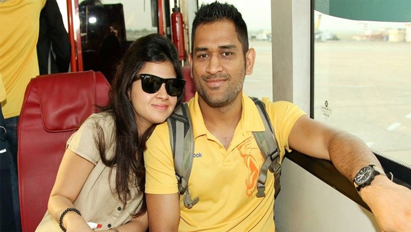 क्रिकेट में नहीं था इंटरेस्ट
महेंद्र सिंह धोनी की पत्नी बनने से पहले साक्षी को क्रिकेट में ज्यादा इंटरेस्ट नहीं था वह सिर्फ सचिन तेंदुलकर, राहुल द्रविड़ और वीवीएस लक्ष्मण जैसे बड़े क्रिकेटर्स के बारे में जानती थी। लेकिन धोनी से शादी के बाद से ऐसा बहुत कम ही हुआ है, कि साक्षी उन्हें चीयर करने ना आई हो। 